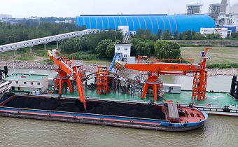 國內首臺套！華新機電天新研究院自研卸煤浮式螺旋卸船機在國能池州投運